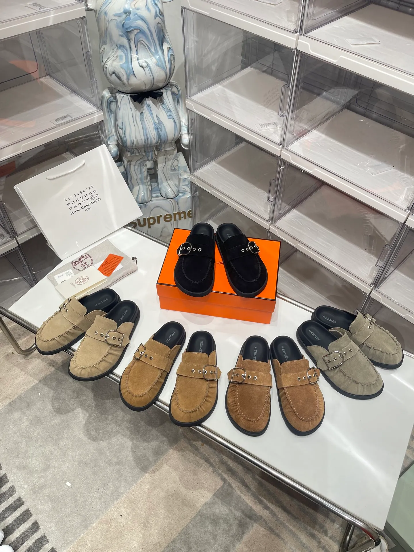 [H Family Hermès] P: 540💰 Size: Male 39-44 (45 46 customized) Female 35-40 (41 42 customized) HERMES Hermès latest kelly buckle couple style Birkenstock slippers, classic family language design! It looks good no matter how you match it! Casual and high-end feeling, the comfort is also great, paired with a variety of colorful socks, it gives a trendy and high-end feel ●Upper: imported cow suede ●Inner: imported sheepskin ●Foot pads: imported mixed sheepskin ●Outsole: Tpu non-slip and wear-resistant outsole